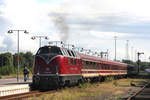 Nun wird der Zug aus dem Bahnhof Cuxhaven auf eine Abstellgleis Geschoben so das die V200 033 zum Tanken Umsetzen kann am 02.09.20107 im Bahnhof Cuxhaven.