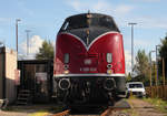 Ein Mitarbeiter der Eisenbahnfreunde Witten e.V hatte sich einen kleine Spass erlaubt, und die V200 033 kurzerhand mit de 220 043-4 versehen für die Fotografen.
