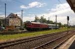 233 709-5 DB Schenker Rail Deutschland AG mit einem Militär Liege- und Begleiterwagen type Bcmkh 240 Nummer 63 80 99 - 40 106-6 am Haken in Stendal.