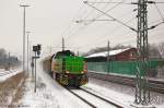 V 1700.02 (277 102-0) SETG - Salzburger Eisenbahn TransportLogistik GmbH mit einem leeren Holzzug, bei der Schnee aufwirbelten Durchfahrt in Rathenow und fuhr in Richtung Wustermark weiter.