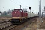 V100-Ost MTEG - Muldental Eisenbahnverkehrsgesellschaft mbH 204 354-5 (202 354-7) & 204 347-9 (202 347-1) Doppel mit Hackschnitzelzug in Rathenow in Richtung Wustermark unterwegs.