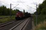 298 309-6 DB Schenker Rail Deutschland AG mit zwei Güterwagen und den zwei E-Loks 155 107-6 und 185 214-4, bei der Durchfahrt in Berlin-Hohenschönhausen und sie fuhr in Richtung Karower