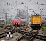 203 302-5 und 442 858 standen am 17.10.2014 im Rostocker Hbf.