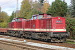 202 327-3+202 484-2 mit Flachwagen von Rostock-Bramow nach Rostock-Seehafen bei der Ausfahrt in Rostock-Bramow.31.10.2020