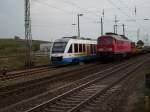 OLA-Triebwagen 701 fuhr am Abend vom 27.April 2009 an 233 206 nach Lauterbach Mole bei der Ausfahrt aus Bergen/Rgen vorbei.