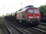 am 22.06.10 war ich um 06.20 Uhr zu richtigen Zeit da als ich die   233 321-9 mit einem Dngerzug(Rostock-Bramow Richtung Poppendorf)im Bahnhof Rostock-Bramow bekam.