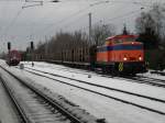 Treffen im Bahnhof Rostock-Bramow links steht ER20 von OHE rechts stellt die V60 der Firma Rostocker Fracht-und Fischereihafen GmbH den Holzzug von Rostock-Bramow nach Stendal-Niedergrne