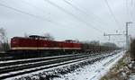 MTEG/SETG 204 425(1203 220) und 204 347(3202 347) stehen hier mit dem fertig beladenen ersten Teil des Holzzuges in Jübek.