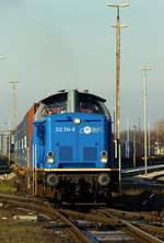 Im neuen Gewand unterwegs ist die EGP 212 314-9 die vorher gestreift war und sie rangiert hier kräftig Containerwagen durch HH-Waltershof.