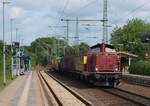 NESA V 100 2335 mit dem 93447 bestehend aus SPENO Schleifzug einer MaK/Vossloh 1206 BB und einigen Begleitwaggons, der Zug wurde aus Padborg geholt.