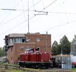 RE Linz 213 336-1 (REV/LS X/06.03.20) am Stellwerk Nf in Neuwied. 17.09.2021