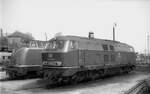 215 049 (MaK 2000054/1970 Abnahme am 04.03.1970) damals Bw Flensburg neben 220 043 (Bw Hmb.-Altona), aufgenommen am 05.05.1970 im Bw Kiel. Die Lok gehört jetzt dem Verkehrsmuseum Nürnberg und steht in Koblenz-Lützel.