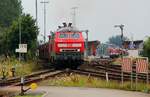 Mit ordentlichem Radau verlässt hier die 218 307-7 zusammen mit der 218 385-3 und einem voll ausgelasteten  SyltShuttle  den Bahnhof Niebüll.