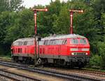 218 369-7 und 381-2 werden hier an den SyltShuttle nach Westerland rangiert.