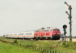 218 831-6 und 389-5 mit dem IC 2073 Sylter Strand aufgenommen am Bü Lehnshallig bei Niebüll.