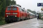 DB 218 314-3 und 342-4 haben hier mit dem IC 2073 Sylter Strand/Uthlande Einfahrt in den Husumer Bahnhof, Fahrziel ist Dresden.