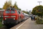 DB 218 380-4(REV/HBX/10.10.08) und 218 397-8(REV/HBX/22.01.09) haben hier mit dem IC 2311 nach Stuttgart Einfahrt in den Husumer Bahnhof.