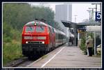 DB 218 389-5 und 381-2 haben hier mit dem IC 2191 Wattenmeer nach Göttingen Einfahrt in Husum.