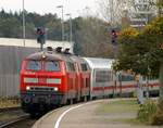 DB 218 313-5 hat hier mit einer Schwestermaschine und einem IC am Haken Einfahrt in den Bhf Husum.