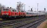 DB 218 345-7 und 369-7 mit dem IC 2191  Wattenmeer  nach Frankfurt am Main kurz vor der Einfahrt in den Husum Bahnhof.