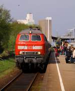 DB 218 397-8 und 381-2 mit IC 2311 nach Stuttgart bei der Einfahrt in Husum.