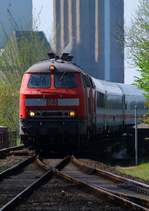 DB 218 319-2 und 362-2 mit dem IC 2315, Einfahrt in Hususm, 27.04.2014