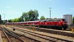 DB 218 431-5 steht mit 5 n-Wagen abgestellt im Bahnhof Lindau(üaVinG).