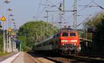 Version 2: DB 218 345-7 und 322-6 mit dem CNL Leerzug in voller Länge festgehalten heute morgen in Schleswig.