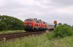 DB 218 371-3 und 363-0 dieseln hier Lautstark mit ihrem IC ber die Marschbahn Richtung Niebll, aufgenommen an einem B zwischen Langenhorn und Bargum.