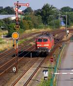 DB 218 313-5 mit Schwesterlok steht hier am Esig in Niebüll, Aufnahmeort Brücke an der Autoverladung, Niebüll 22.07.14