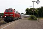 DB 218 369 und 833 haben hier mit dem IC 2314 aus Köln kommend Einfahrt in Husum.