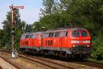 DB 218 381 und 371 werden hier an den Shuttle-Zug nach Sylt rangiert.