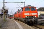 DB 218 314 und 371 mit dem neuen IC 2375 von Westerland nach Karlsruhe hier festgehalten beim Halt in Itzehoe.