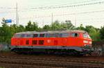 DB Fahrwegdienste 218 208-7 dieselt hier lautstark mit freundlichem Tf durch HH-Harburg.