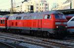 DB Regio Kiel 218 413-3(REV/HB X/19.11.07, Verl./RHL/29.10.15)rangiert hier ihren n-Wagenpark(wg der vielen Masten und Signale nicht mit auf dem Bild) durch den Hamburger Hauptbahnhof.