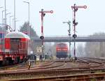 Blick vom Stellwerk Niebüll Ks Richtung Westen...zwei abgestellte unbekannte Zwoachtzehner und ein Bomd277 samt SyltShuttle warten auf ihre Einsätze.