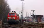 DB 218 376-4 und Schwesterlok verlassen hier lautstark mit einem SyltShuttle Niebüll Richtung Westerland.