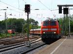 DB 218 329-1 rangiert hier ihren n-Wagen Leerpark im Hamburger Hauptbahnhof hin und her...06.07.2015