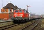 DB 218 389-5(REV/HB X/02.10.09, Verl/HB X/19.10.16) hat hier mit dem IC 2375 Einfahrt in Niebüll.