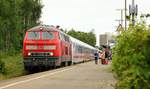 Nicht einfach aber machbar....IC 2375 nach Karlsruhe Hbf mit Zuglok 218 839 bei der Einfahrt in Husum.