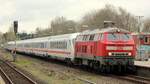 DB 218 322-6(REV/HB X/05.06.178) mit dem IC 2314 aus Köln kommend bei der Einfahrt in Husum.