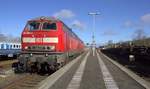 DB 218 380 und 369 mit dem IC 2311 verlassen hier Niebüll wegen der Bauarbeiten von Gleis 1 Richtung Süden.