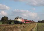 Die türkis-beige RP 218 488 befördert zusammen mit der DB 218 385 einen Autozug nach Westerland/Sylt, Bü Südergotteskoog 08.10.2021