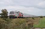 Gastlok 218 497 + 218 322 bei bedecktem Himmel vor dem IC 2072 nach Westerland/Sylt, Bü Triangel 16.10.2021 