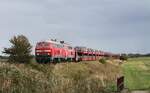 15 Minuten später klarte für den Autozug nach Westerland/Sylt der Himmel auf.....:   218 810 + 218 463 + Autozug Bü Triangel 16.10.2021