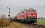 218 322 + 218 389 vor einem SyltShuttle nach Niebüll passiert das Einfahrtsignal zum Kreuzungsbahnhof Lehnshallig, 30.10.2021