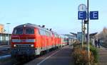 DB 218 389-5 und die 834-0 mit dem IC 2074 festegehalten beim Halt in Husum.