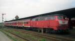 DB 218 107-1 mit Nahverkehrszug im Bahnhof Halberstadt.