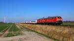 DB 218 385-3 und 499-5 passieren hier mit dem IC 2375 am Haken den Bahnübergang Triangel zwischen Lehnshallig und Niebüll.