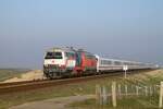 218 497 + 218 421 vor IC 2310 Frankfurt/M nach Westerland/Sylt im Friedrich-Wilhelm-Lübke-Koog vor Beginn des Hindenburgdamms 24.03.2022